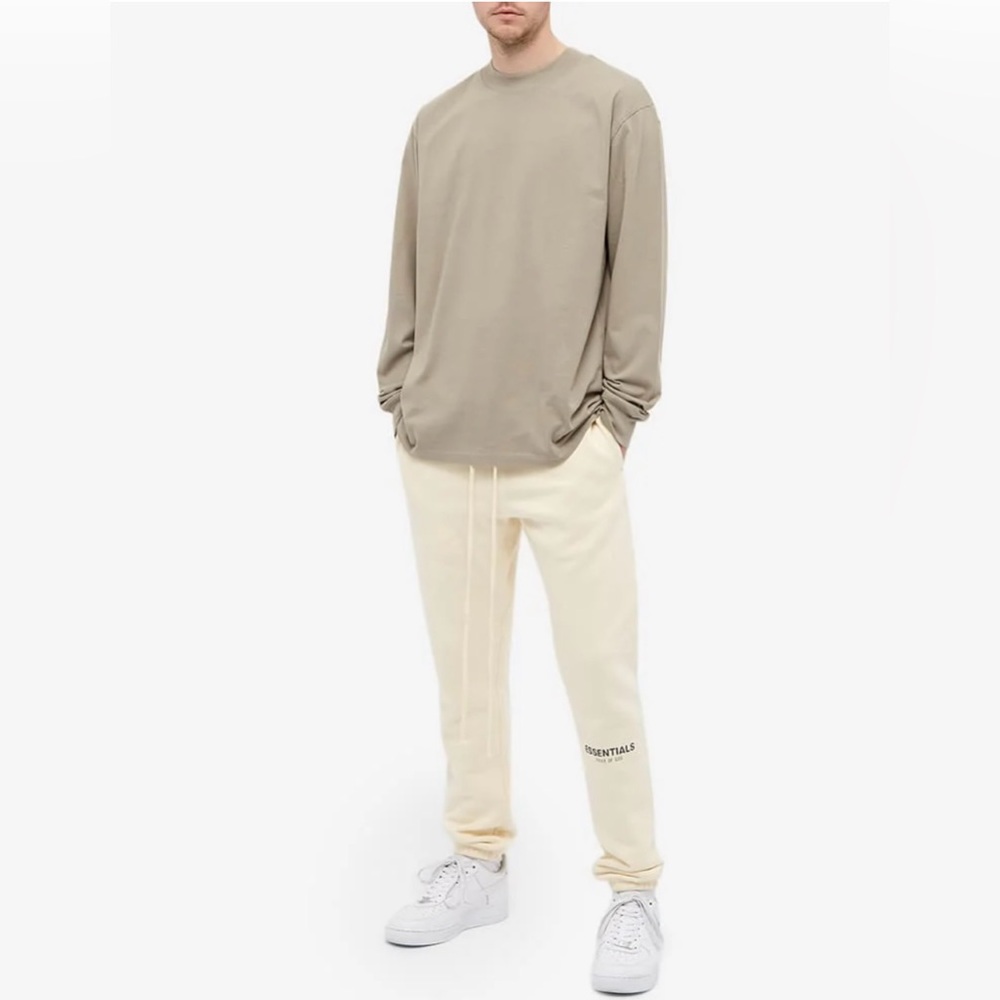 FEAR OF GOD ESSENTIALS Sweatpants Joggers Cream/Buttercream - Picture 3 of 12